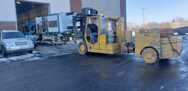 60/80 Versa-Lift moving a plastic injection molding machine in Chicago